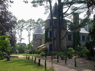 The mansion itself, in as people-free a photo as I could possibly manage on that day.