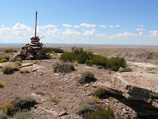 The cairn and its surroundings on top of the mesa.