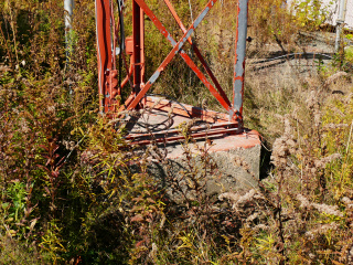 Eyelevel view of the triangular base and orange and white paint.