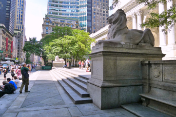 Looking S along the Fifth Avenue entrance to the New York Public Library