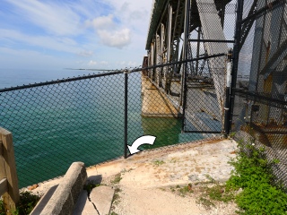 Looking W beneath the old Bahia Honda bridge.