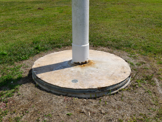 Eyelevel view of the disk on the flagpole base.