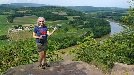 Zhanna found a juicy blackberry nearby.