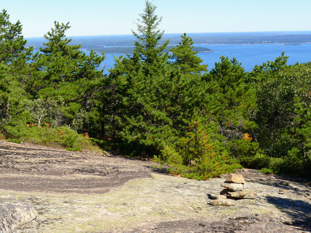 A small cairn near the intersection with Dorr South Ridge. (Hmm, where did that come from?!)