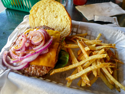 Cheeseburger with red onion at 100 Estrella!