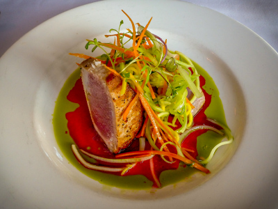 Tuna with tropical fruit slaw