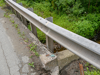 Eyelevel view of the damaged disk on the bridge wingwall