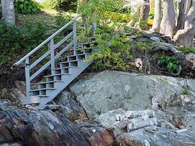 Looking SW toward the ledge from the rocky beach